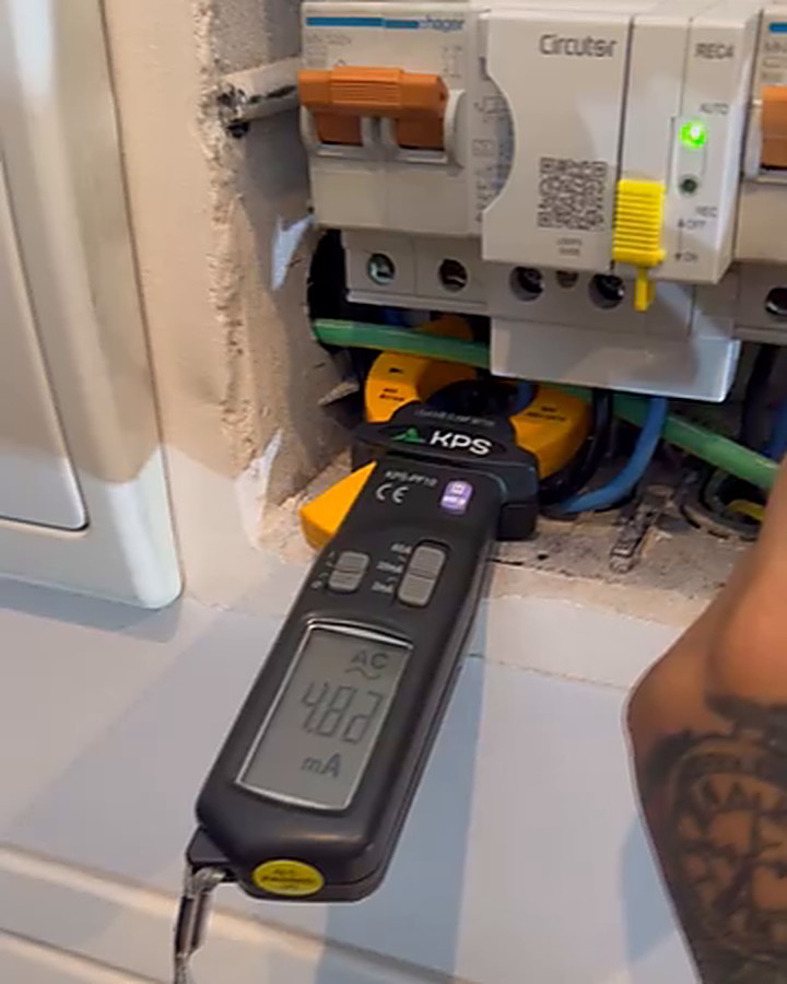 Medición de fuga con pinza amperimétrica en el cuadro eléctrico