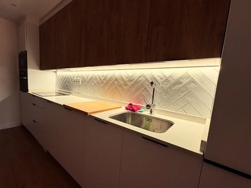Cocina con iluminación LED bajo los muebles altos